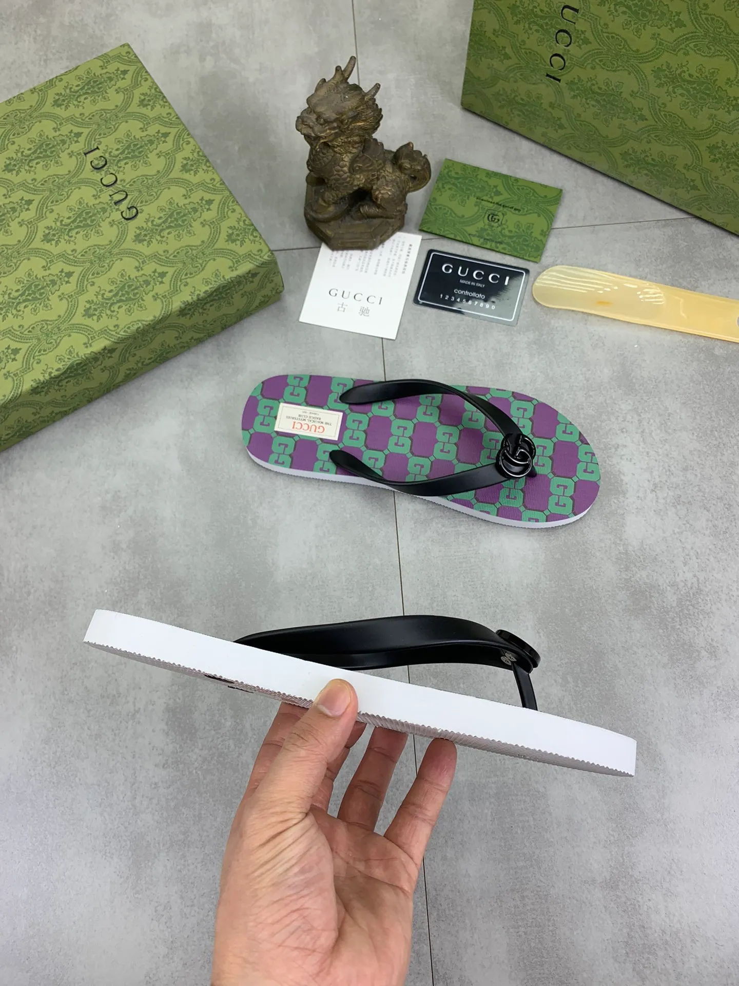 Men's men's shoes 💰P220💰【New style】🆘【GUCCI】Official website's popular Gucci adult couple 🧑‍🤝‍🧑 style, children's flip-flops are on sale at the counter simultaneously! Original fabric imported from Italy. Original bottom provided by the original factory. Size: Adult 36-45. Children’s size: 30-37. Multiple colors available.